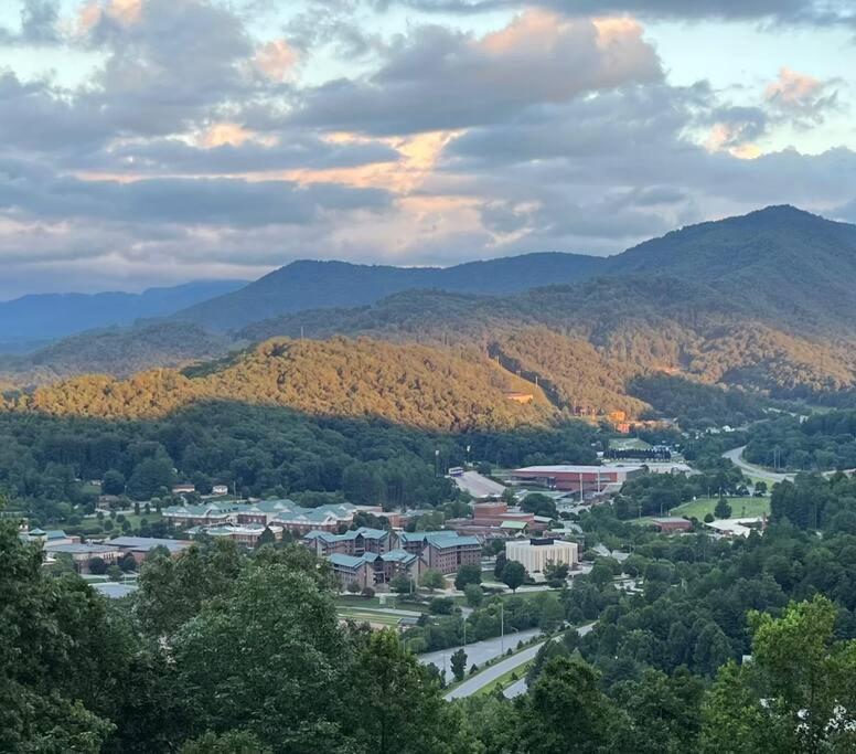 2 Bedroom Apartment Overlooks Wcu And Cullowhee Nc - Smoke And Pet Free Силва Екстериор снимка