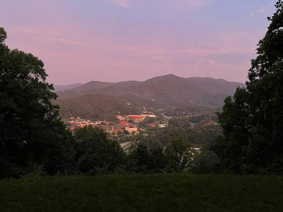 2 Bedroom Apartment Overlooks Wcu And Cullowhee Nc - Smoke And Pet Free Силва Екстериор снимка