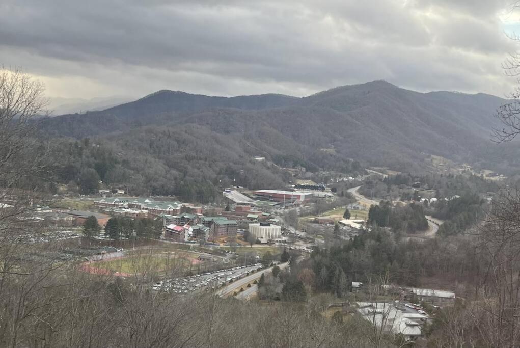 2 Bedroom Apartment Overlooks Wcu And Cullowhee Nc - Smoke And Pet Free Силва Екстериор снимка