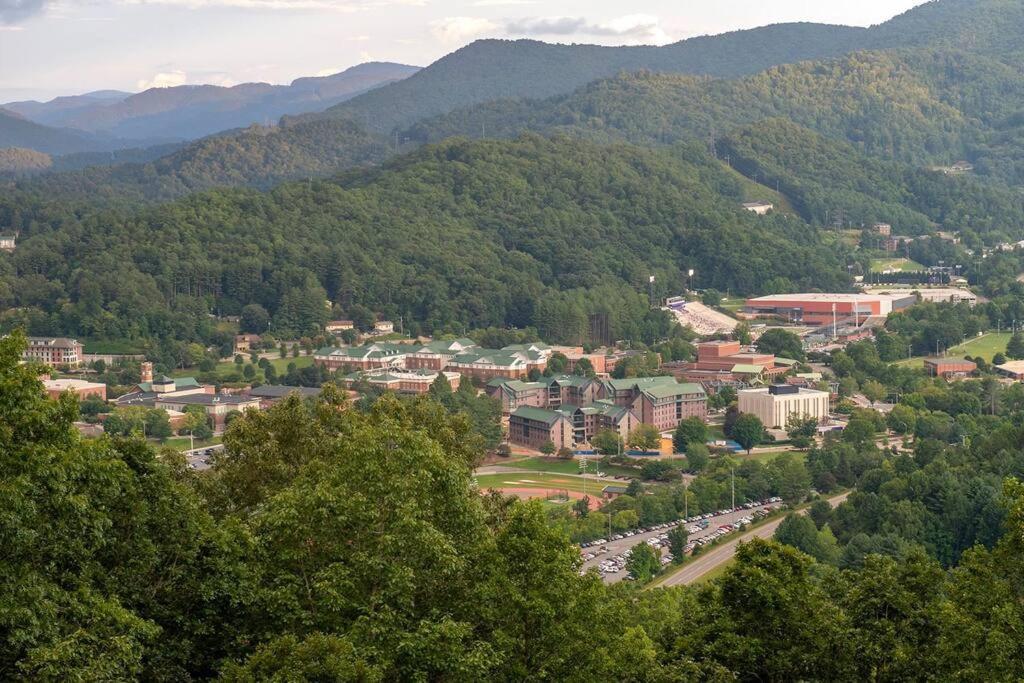 2 Bedroom Apartment Overlooks Wcu And Cullowhee Nc - Smoke And Pet Free Силва Екстериор снимка